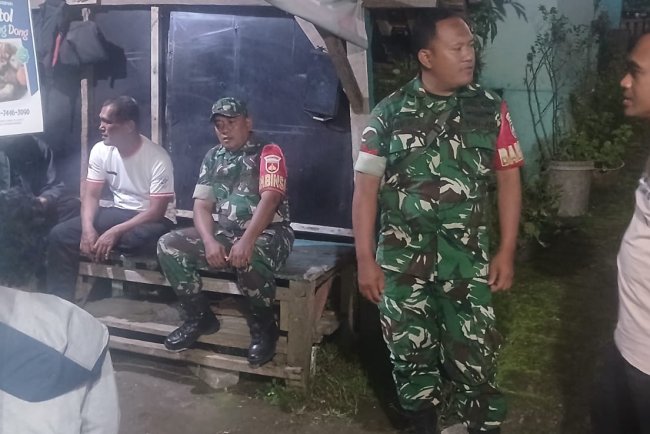 Babinsa Laksanakan Pos Kamling dan Patroli Bersama Masyarakat