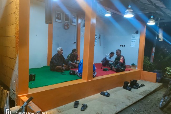 Anggota Koramil 12 Sigaluh Patroli Siskamling Bersama Warga