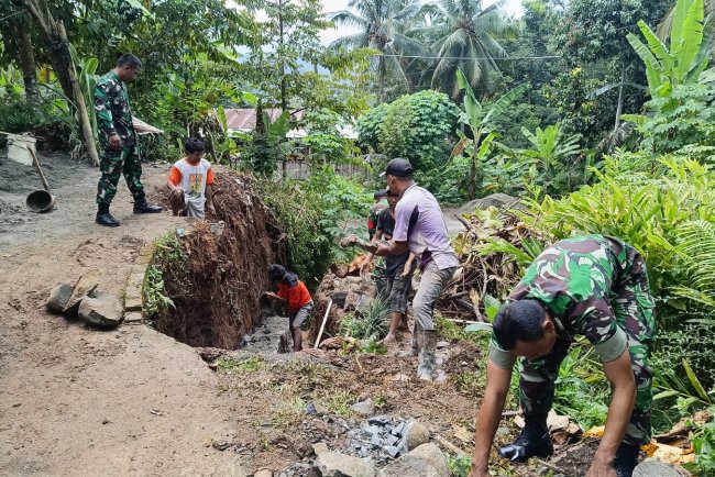Koramil 11 Punggelan bersama Warga Kerja Bakti Bangun Saluran Air