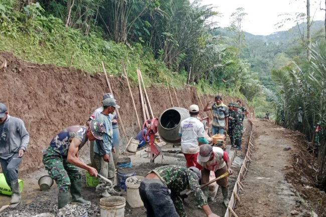 Danramil Pagentan Bersama Warga Kebut Pengecoran Jalan Rabat Beton TMMD Sengkuyung