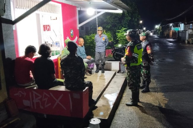 Babinsa Bersama  sat Linmas Patroli Keamanan dan Pengecekan Poskamling