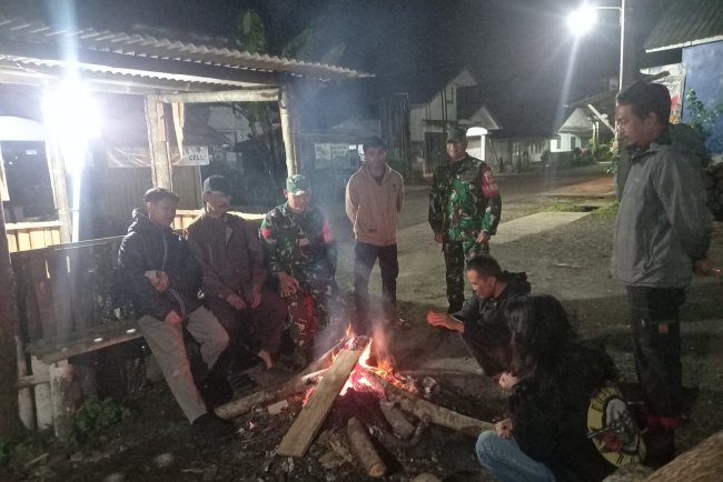 Babinsa Melaksanakan Patroli Siskamling Bersama Linmas Dan Warga