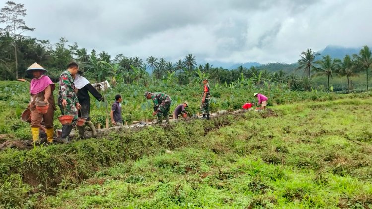 Koramil 11 Punggelan Bersama Warga Membangun Irigasi