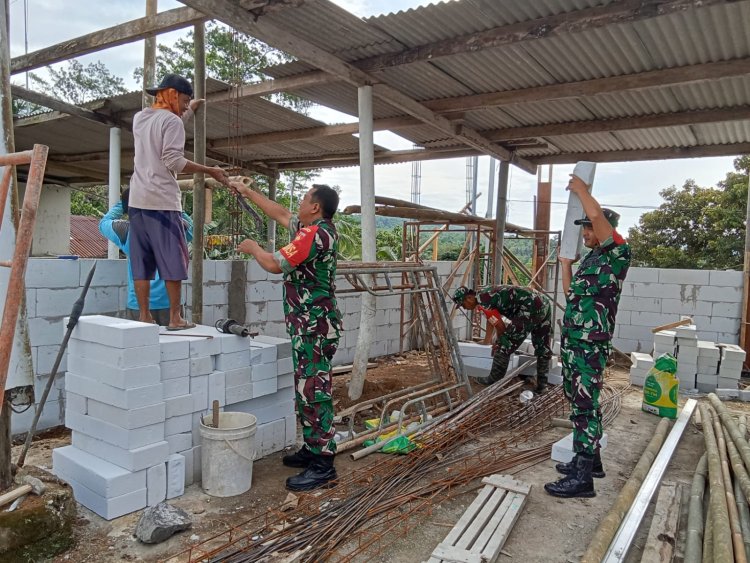 Program Unggulan KASAD Babinsa Koramil 13 Banjarmangu Bantu Warga Bangun RTLH