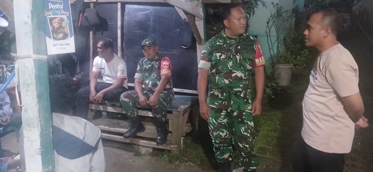 Babinsa Laksanakan Pos Kamling dan Patroli Bersama Masyarakat