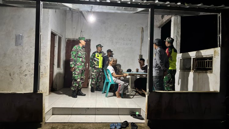 Babinsa Bersama  satLinmas dan Staf Kecamatan Purwareja Klampok Patroli Keamanan