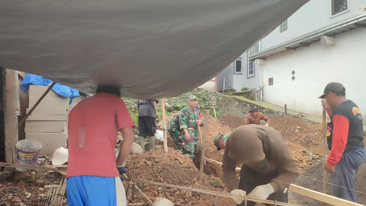 Babinsa Turun Langsung ke Lapangan guna Pembangunan Rumah Tidak Layak Huni