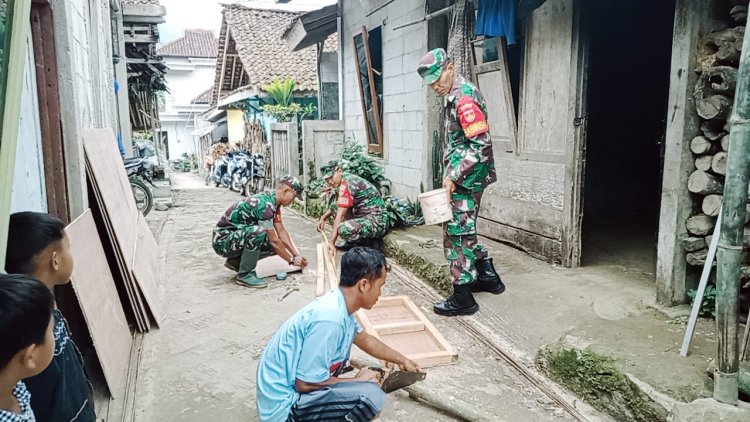 Babinsa Gotong Royong bantu Rehab Rumah Warga
