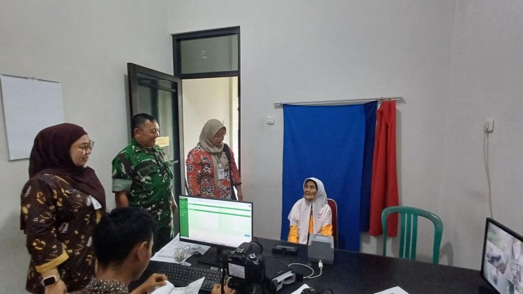 Babinsa Antar Lansia Perekaman E-KTP Di Kantor Kecamatan