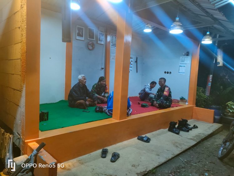 Anggota Koramil 12 Sigaluh Patroli Siskamling Bersama Warga