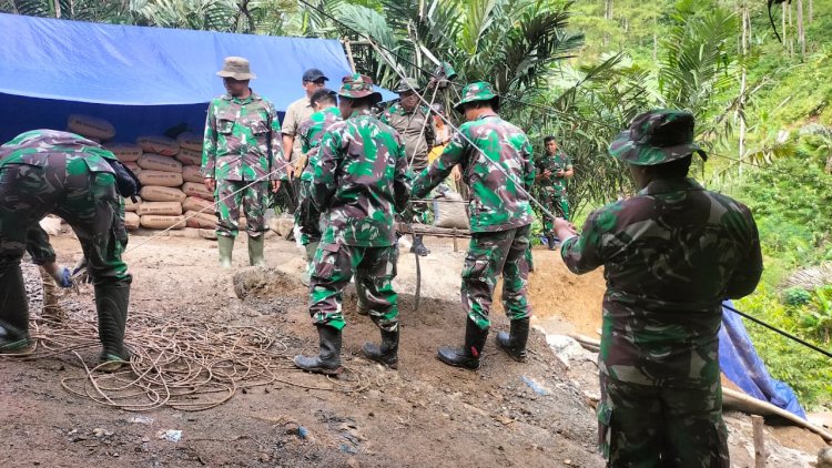 Dandim 0704 Banjarnegara kunjungi karya bakti Jembatan Garuda Desa Tlaga