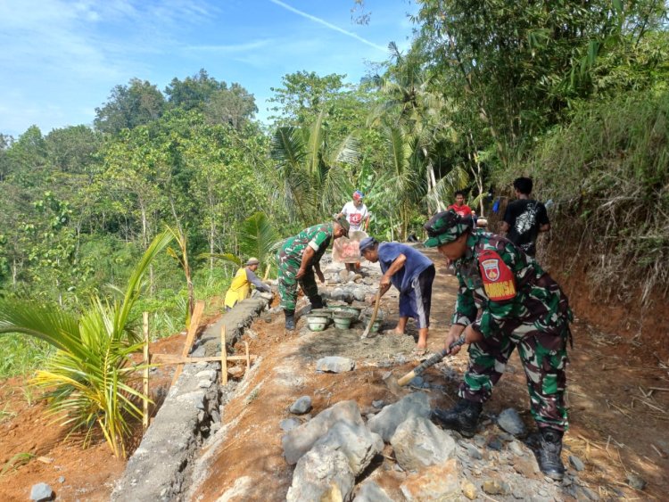 Danramil 08 Purwanegara Pimpin Kerja Bakti Pembuatan Jalan Usaha Tani 