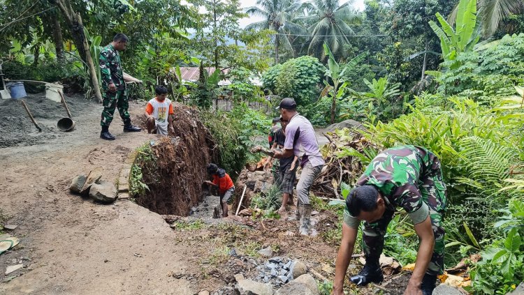 Koramil 11 Punggelan bersama Warga Kerja Bakti Bangun Saluran Air