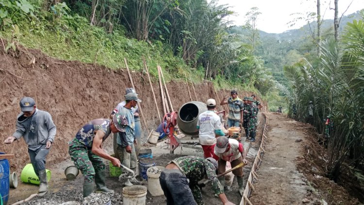 Danramil Pagentan Bersama Warga Kebut Pengecoran Jalan Rabat Beton TMMD Sengkuyung