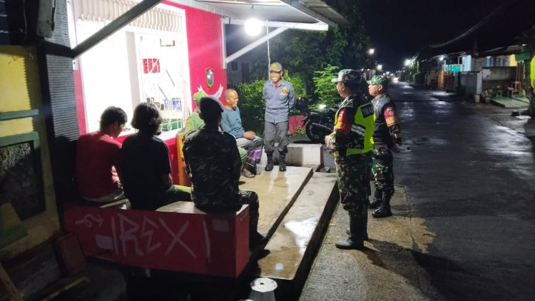 Babinsa Bersama  sat Linmas Patroli Keamanan dan Pengecekan Poskamling
