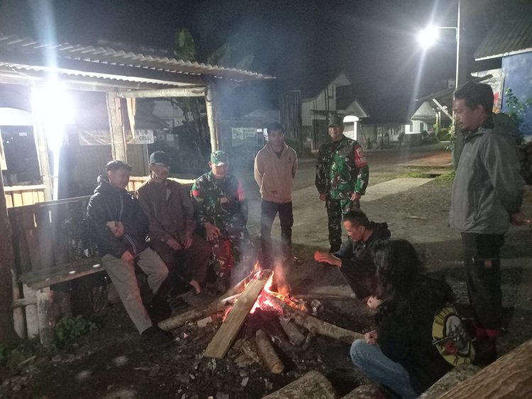 Babinsa Melaksanakan Patroli Siskamling Bersama Linmas Dan Warga