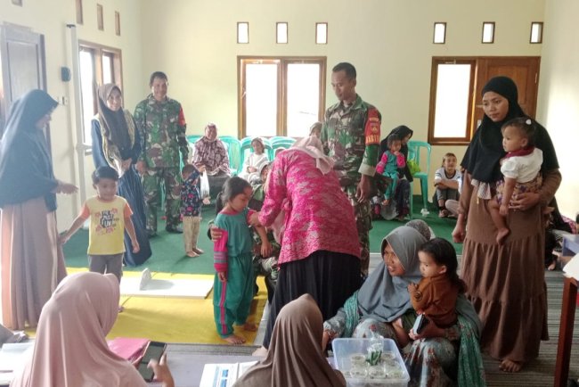 Babinsa Koramil 18 Pagentan Monitoring Posyandu Balita