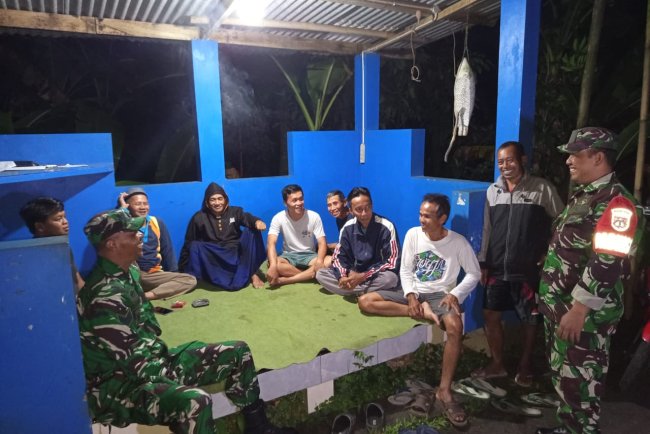 Babinsa koramil 10 Bawang patroli malam di sekitaran wilayah kecamatan Bawang