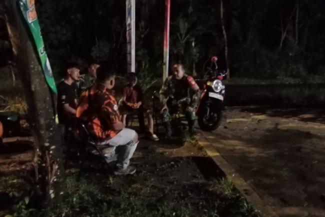 Babinsa Koramil 11 Punggelan Bersama Ormas Laksanakan Patroli Malam