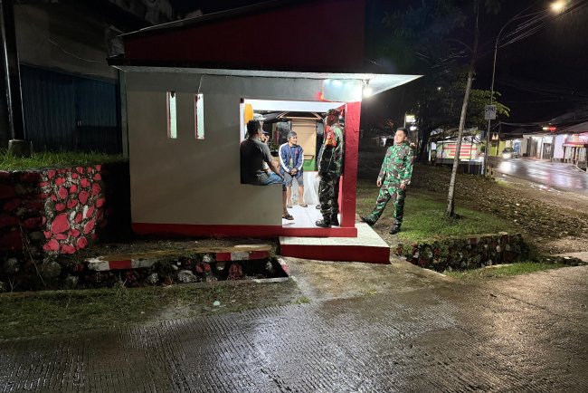 Anggota Koramil 12 Sigaluh Patroli Siskamling Bersama Warga Cegah Gangguan Kamtibmas