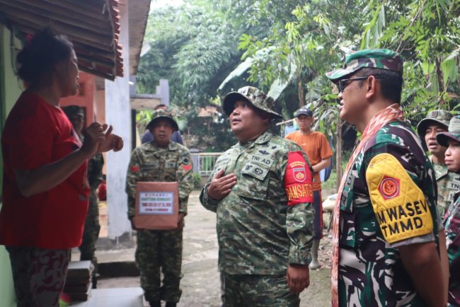 Senyum Bahagia Ibu Caski Saat Rumah Barunya dikunjungi Tim Wasev TMMD ke-127