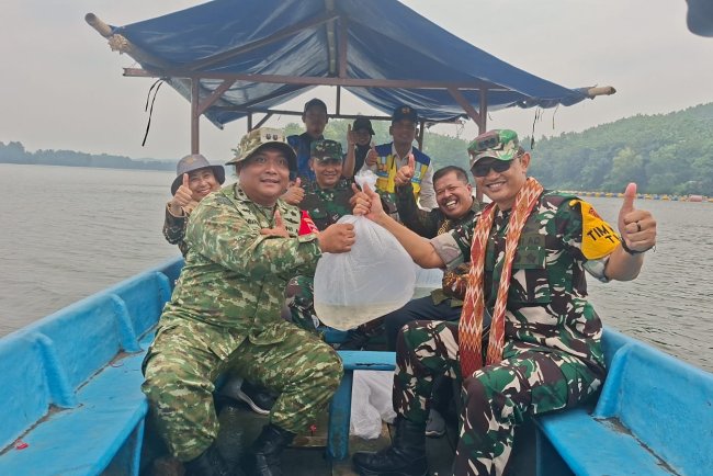 Tim Wasev TMMD Ke-127 Apresiasi Program Budidaya Ikan Air Tawar di Malahayu
