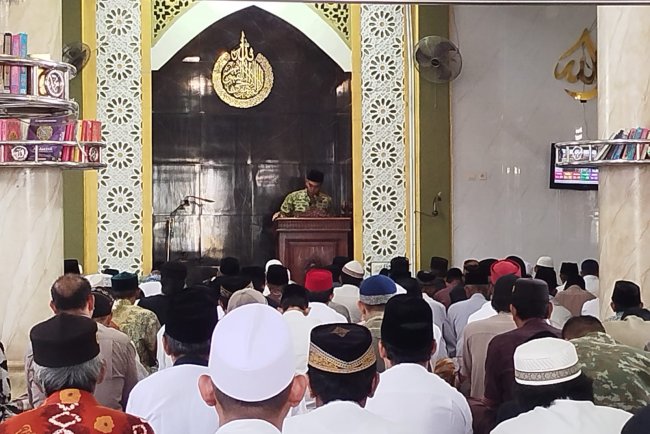 TMMD Reguler ke-127 Brebes, Personel Satgas Beri Siraman Rohani Pasca Tarawih di Desa Cikuya