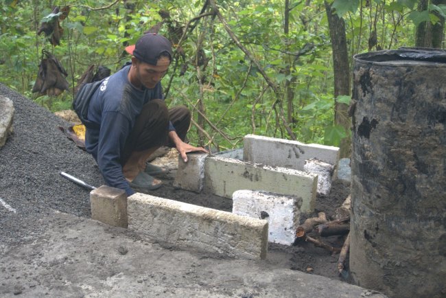 Semangat Manunggal, Tenaga Ahli Pengaspal Asal Banyumas Bangga Berjibaku Bersama Satgas TMMD Brebes