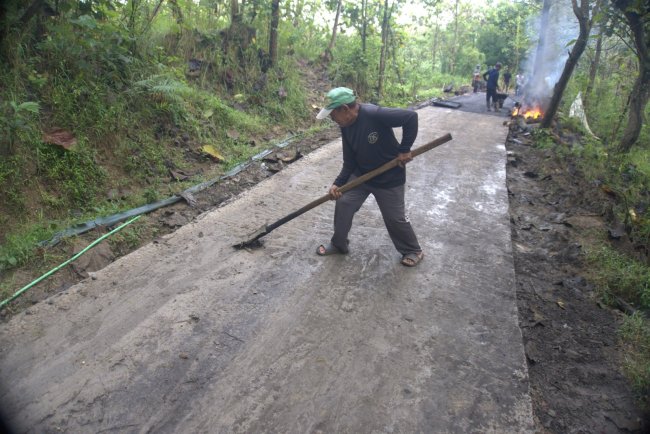 Usia Bukan Halangan, Kakek 70 Tahun di Cikuya Semangat Bantu Satgas TMMD Aspal Jalan