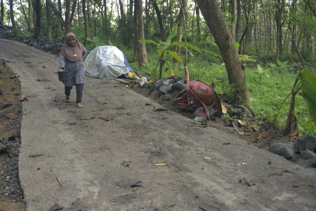 Akses Jalan Rabat Beton Tuntas, Ibu Rumah Tangga di Desa Cikuya Kini Mandiri Menuju Sawah