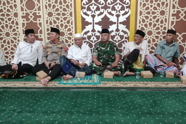 Pererat Silaturahmi, Danramil Banjarharjo dan Satgas TMMD Brebes Tarawih Berjamaah di Dukuh Kopi