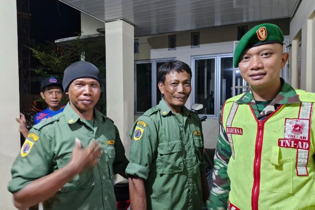 Jaga Kondusivitas Desa, Satgas TMMD Brebes Bersinergi dengan Linmas Cikuya Gelar Patroli Malam