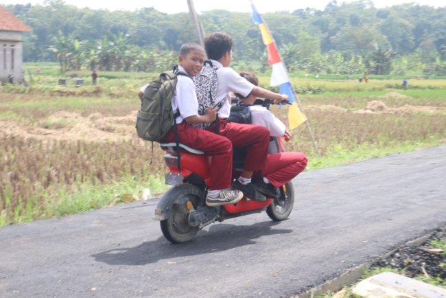 Senyum di Atas Aspal Baru, Sepeda Listrik Anak-Anak Cikuya Sambut Wajah Baru Desa