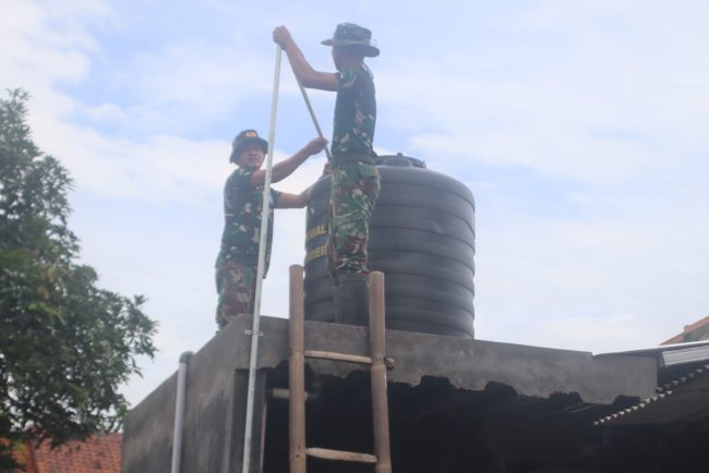 Wujudkan Sanitasi Layak, Satgas TMMD Pasang Toren Air di Mushola Al-Badriah Desa Cikuya