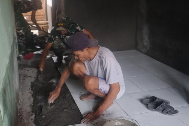 RTLH Ibu Rastip Hampir Rampung, Kini Tinggal Pasang Keramik 