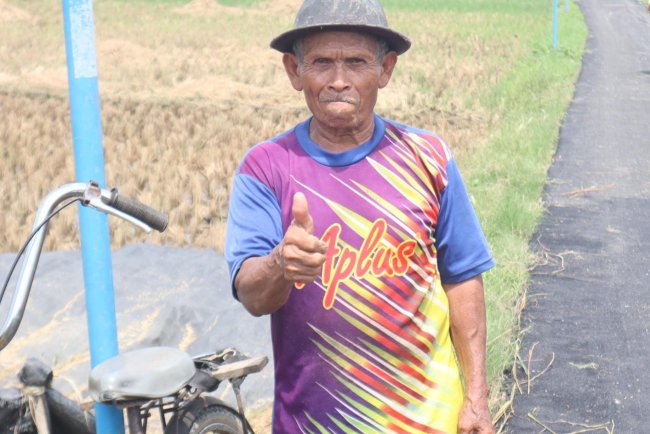 Kini Jalan Cikuya Mudahkan Petani Angkut Hasil Bumi dengan Sepeda