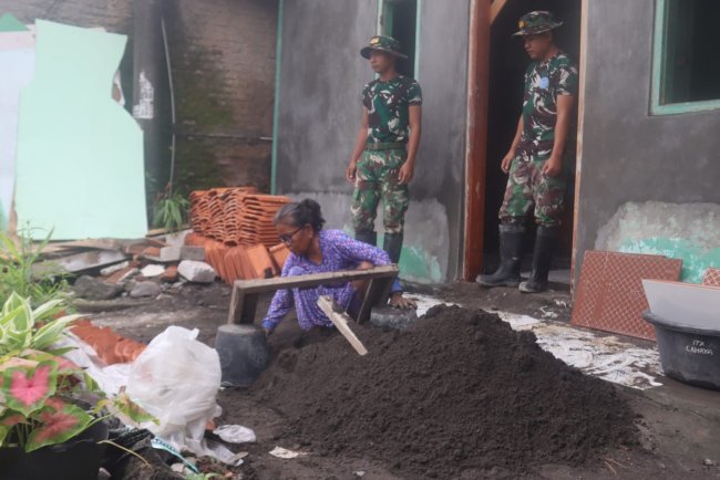 Semangat Tak Kenal Usia, Ibu Rastip 60 Tahun Turut Mengayak Pasir Saat Bedah Rumah 