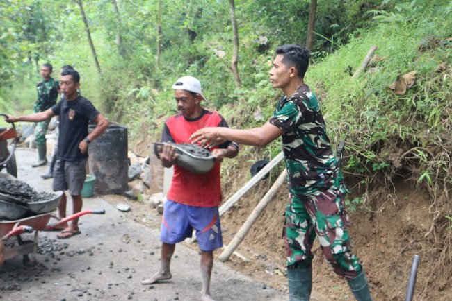 Sosok Serda Edi Purnomo Berdedikasi Tinggi Sukseskan Pembangunan TMMD 