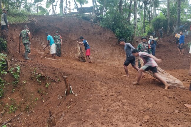 Koramil 08/Purwanegara gotong royong pembuatan jalan usaha tani