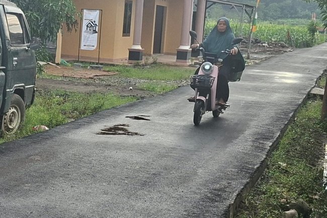 Senyum Nek Ropiah di Atas Aspal Baru, Berkah TMMD Reguler ke-127 Kodim 0713/Brebes