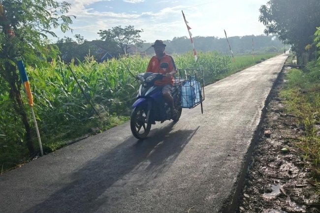 Jalan Rabat Beton TMMD Rampung, Pengusaha Galon Isi Ulang di Cikuya Tak Lagi Panggul Barang