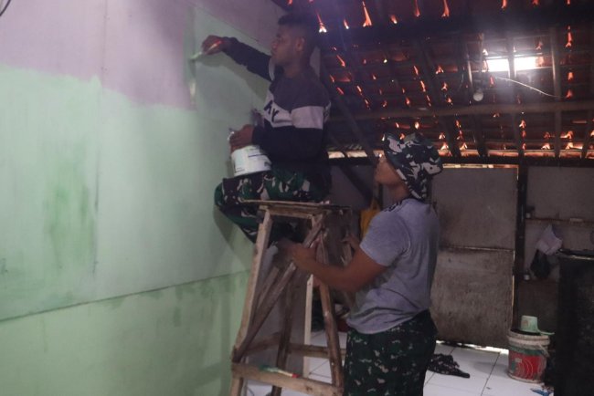 Dengan Ketulusan Prada Anodes Prajurit TNI Asal Biak Percantik Rumah Warga