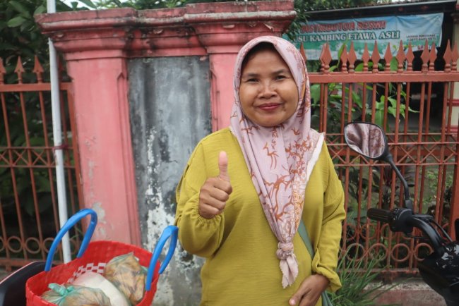 Dagangan Tahu Ibu Eni Laris Manis Diborong Satgas