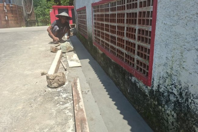 Wujud Syukur, Tukang di Desa Cikuya Sukarela Buat Saluran Air Demi Keawetan Jalan TMMD