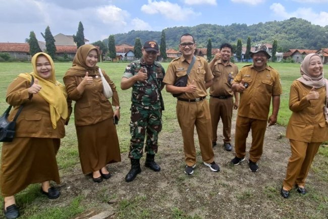 ​H-1 Penutupan TMMD, Pasiter Kodim 0713/Brebes dan Perangkat Desa Cikuya Cek Kesiapan Lapangan Upacara