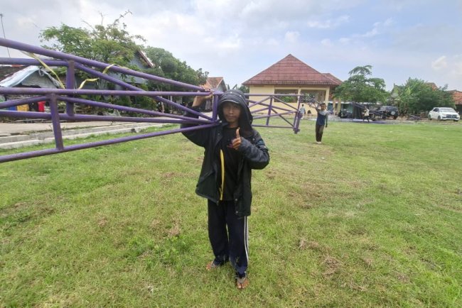 Pemuda Desa Cikuya Bahu-Membahu Siapkan Tenda Upacara di Lapangan Desa