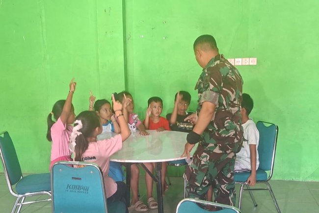 Hangatnya Kebersamaan di Poskotis TMMD: Sertu Sholekhudin Ajak Anak-Anak Desa Cikuya Bermain Sambil Belajar