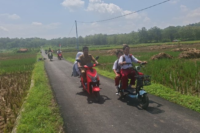 Wajah Ceria Anak-Anak SD Negeri Cikuya 01 Jajal Jalan Baru TMMD Bersama Babinsa