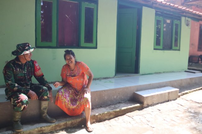 ​Pastikan Standar Kualitas, Satgas TMMD Cek Akhir Hasil Renovasi Rumah Ibu Sarnewi Sebelum Penyerahan