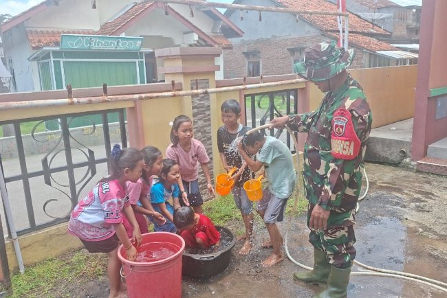 TNI Manunggal Air Sentuh Desa Cikuya, Babinsa dan Anak-Anak Rayakan Melimpahnya Air Bersih